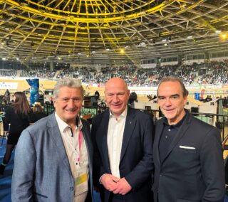 Die Macher des Berliner Sechstagerennens: v.l. Radsportlegende Dieter Stein, Berlins Regierender Bürgermeister Kai Wegner und Gerhard Wilhelm, Sprecher der Geschäftsführung der Spielbank Berlin. (Foto: BERLINboxx)