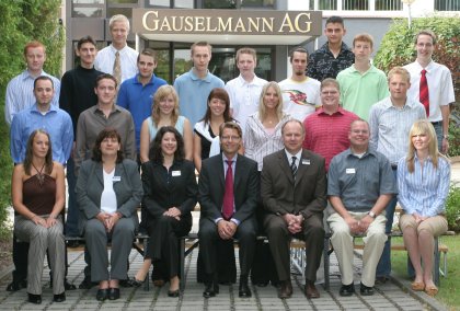 1. Reihe v.ln.r. Jana Kruse, Christine Utech (Ausbilderin Systemgastronomie),<br>Corinna Wagener (Referentin Aus- und Weiterbildung), Armin Gauselmann,<br>Wolfgang Regenbrecht (Koordinator Aus- und Weiterbildung), Nico Gottlieb<br>(Leiter Ausbildungswerkstatt), Lena Buchholz<br>2. Reihe v.l.n.r. Enzo Pascazio, Viktor Fast, Kristina Bechthold, Jennifer<br>Fuhrmann, Bianca Gerling, Martin Eberhardt, Kai Piepenbrink<br>3. Reihe v.l.n.r. Bastian Hüllen, Robert Meszaros, Christian Frobieter, Daniel<br>Kuhlmann, Fabian Rengeling, Jan Schomäker, Matthias Rische, Emrah Aksan,<br>Tobias Friesen, Yann Knickmeier