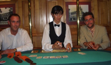 Die strahlenden Sieger Michael Thomm und David Diehlmann mit einer<br>Wiesbadener Poker-Dealerin.