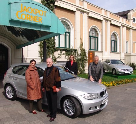 Sandra Berns und Werner Ring von der Spielbank Bad Neuenahr (rechts) und der<br>glückliche Gewinner mit seiner Frau.