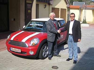 Der glückliche Gewinner, Franz Schedel, nimmt den Mini Cooper in Empfang
