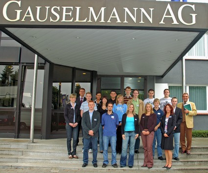 Paul Gauselmann (re.) und Armin Gauselmann (li, oben) im Gespräch mit<br>Auszubildenden des 1. Lehrjahres (re. vorne) Carmen Lohmeier,<br>Personalreferentin für Aus- und Weiterbildung der Gauselmann AG.