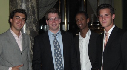 Der strahlende Sieger (2. v. l.) mit seinem nicht minder strahlenden Fanclub!