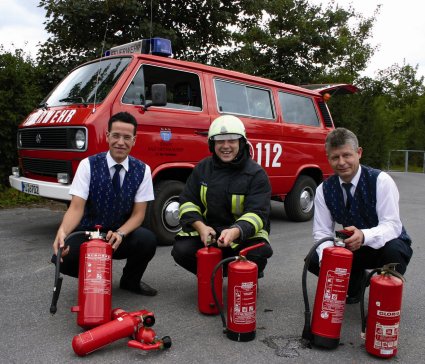 Brandschutztechniker Jörg Fröhlich erklärte Knuth Achilles und Peter Schreiner<br>(v.l.) die Handhabung der verschiedenen Feuerlöscher.<br>Foto Werner Horstmann