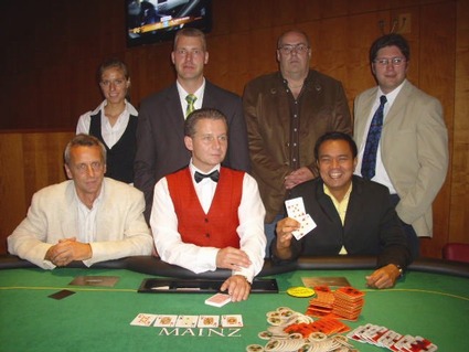 Glücksfee Katharina Ollig, Floorman Oliver Gutermilch, Gerhard Fischer (3.),<br>Marc Rindert (4.), Hermann Lodes (2.), Dealer Zeno Hofer, Windy Ramel (1.)<br>(von links oben nach rechts unten)