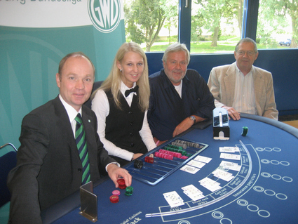 Dealerin Verena Hertel ließ Teammanager Günter Gieseking und den Mitglieder<br>des GWD Pool-Vorstands Uwe Mülmenstädt und Rudi Wachenfeld (v.l.) beim<br>Black Jack die Niederlage schnell vergessen. Foto Thorsten Kartzinski
