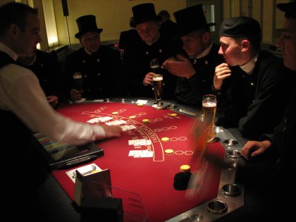 ´Glücksbringer´ in der Spielbank Potsdam bei einer BlackJack-Spielerklärung.<br>(© Brandenburgische Spielbanken)