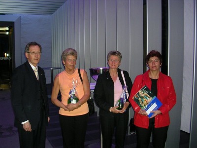 Saalchef Manfred Weber mit 3 Gewinnerinnen