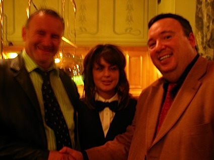 Die glücklichen Gewinner mit einer Dealerin!<br>Links Herr Wandel leider etwas unscharf und rechts Herr Walczewski.