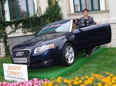 Die glückliche Gewinnerin holt ihren Auto-Jackpot-Gewinn ab.