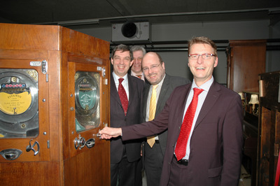 V.l.n.r. Armin Gauselmann erklärt Steffen Kampeter, Wilfried Windhorst<br />und Prof. Dr. Hans Walter Hütter die Geräte aus der Sammlung Gauselmann