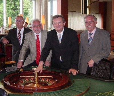 V.l.n.r. Eduard Fink (Spielbankdirektor), Erwin Horak (Präsident Lotto Bayern),<br>Franz Meyer (Finanzstaatssekretär) und MdL Eberhard Rotter.