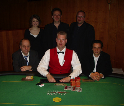 Harald Ebert (4.), Glücksfee Silke Lücke, Gaznen Bobaj (2.), Turniersieger<br />Markus Holz, Tino Gentile (3.) und Dealer Oliver Gutermilch