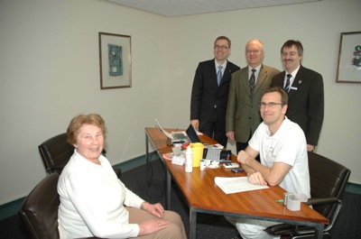 V.l.n.r. Anneliese Dieckmann bei der Prophylaxe-Untersuchung, Mario<br />Hoffmeister (stellv. Pressesprecher der Gauselmann Gruppe), Bernd Hachmann<br />(Bürgermeister der Stadt Rahden), Hartmut Jork (Vorstandsvorsitzender der<br />Stadtsparkasse Rahden) und Mediziner Dr. med. Georg Backhausen.