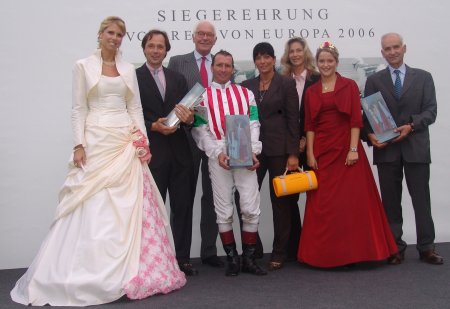 Siegerehrung mit Jockey Torsten Mundry und von links Barbara Juchem, Ronald<br>Rauscher, Präsident Claas Kleyboldt, Alida Blume, Sandra Berns, Diana Knieps und<br>Trainer Hans Blume.
