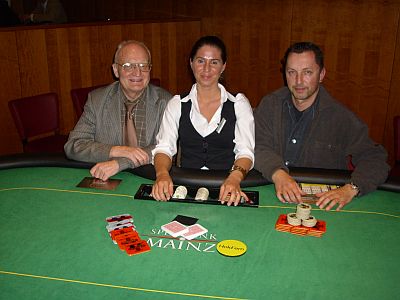 V.l.n.r. Die beiden Turniersieger Jürgen Meysel und Volker Buchholz,<br />Dealerin Nicole Otter