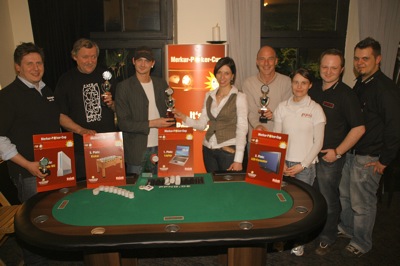 Gratulationen an die glücklichen Gewinner! V.l.n.r. Holger Siekmann (Platz 4),<br />Winfried Motzkus (3. Platz), Igor Wekerle (1. Platz), Sina Treichel (Gauselmann<br />Gruppe) sowie Jörg Steimmel (2. Platz) und das Orga-Team des Ausrichters<br />PPN Germany.