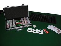 Ein Pokertisch inkl. Pokerkoffer von 888