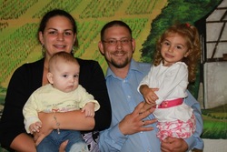 Ulli Schmitt zusammen mit seiner Frau Julia und den beiden Töchtern Vivien (r.) und Eva.