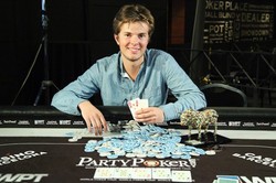 Der Sieger Lukas Berglund (Bildquelle: PokerNews.com)